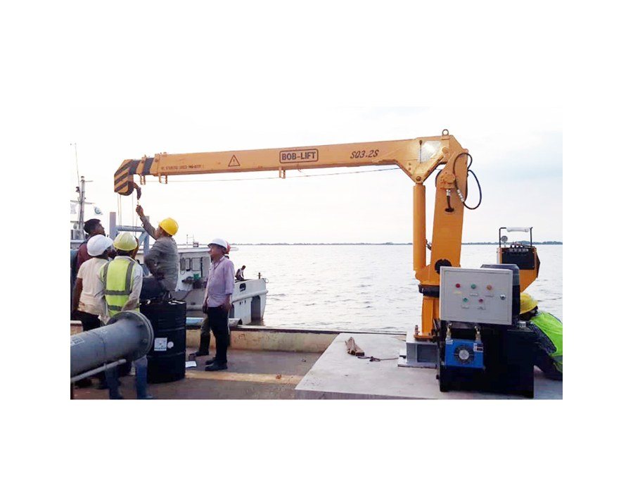 bob-lift-3-2-ton-telescopic-marine-crane-on-deck.jpg