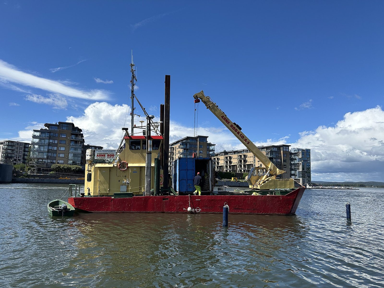 work-barge-deck-crane-tonsberg-wikimedia.jpg